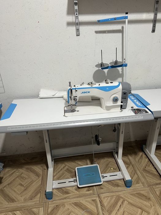 Продам промышленную швейную машину Jack F4