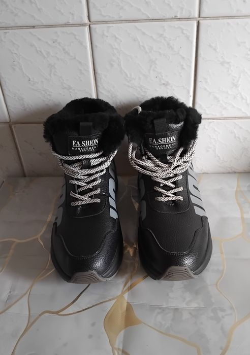 Продам Ботинки тёплые за 8000тг. Размер 37