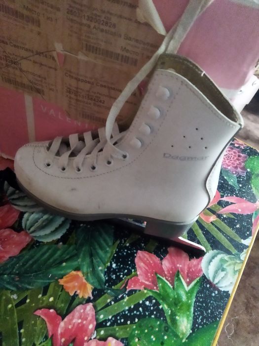 Коньки фигурные размер 32.