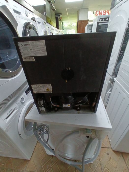 Компактна хладилна витрина за бира, вода, безалкохолни напитки и други с 12 месеца гаранция!