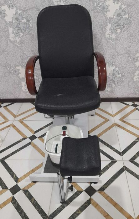 Saloni kreslo pedikyurga yengidey