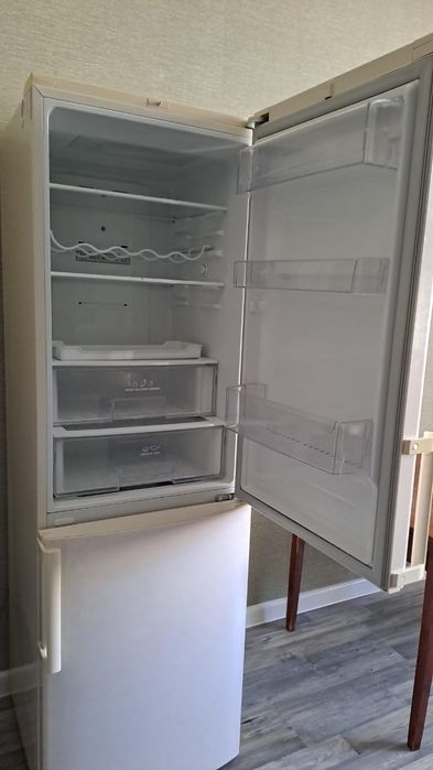 Холодильник LG, двухкамерный. 
Долго сто