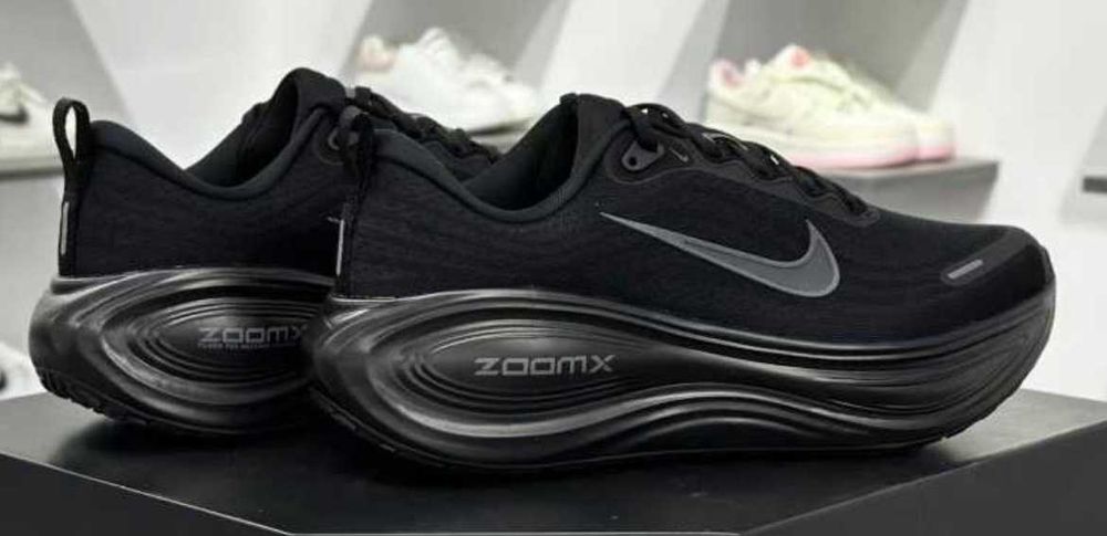 Продавам нови мъжки маратонки Nike Vomero Plus all black