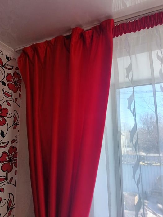 Продаю шторы  красные