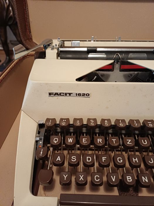 Vând mașină de scris!