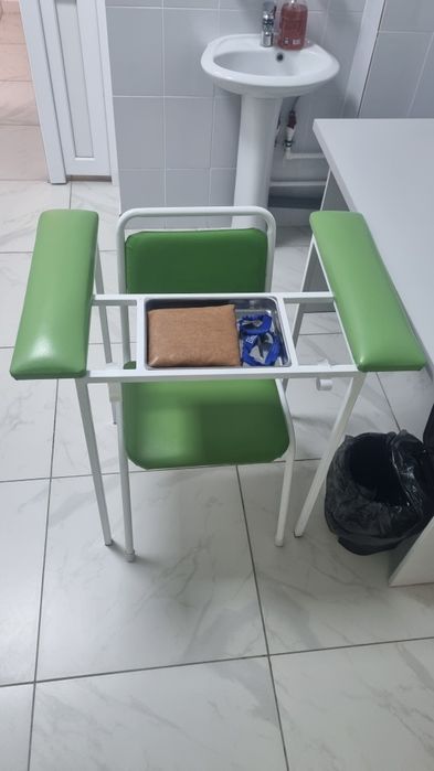 Продам кушетку и процедурный стол