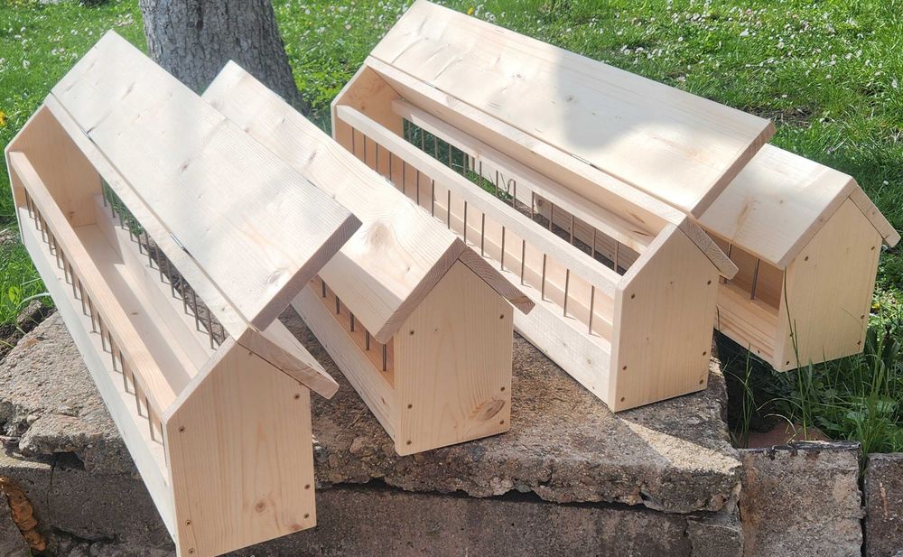 Дървена хранилка за гълъби