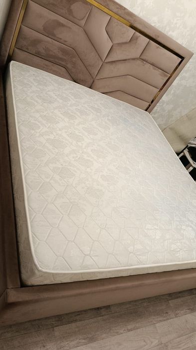 Продам кровать с новым матрасом