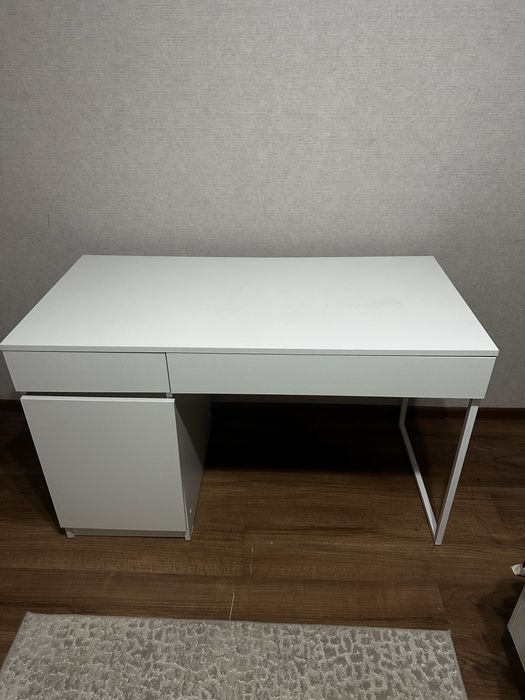 Белый учебный стол