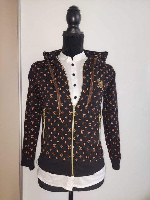 Jacheta / hanorac Louis Vuitton cu gluga si logo metalic