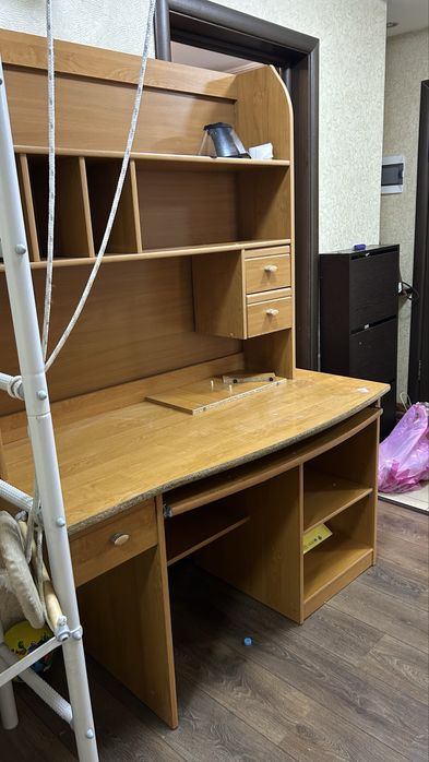 Отдам компьютерный стол. Бесплатно. Самовывоз