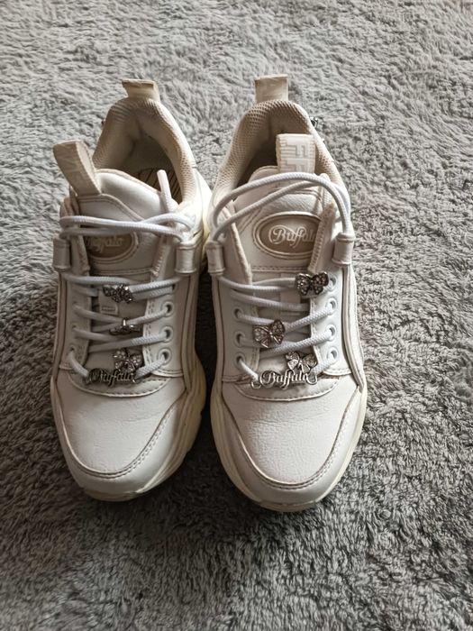 Продавам сникърси Buffalo