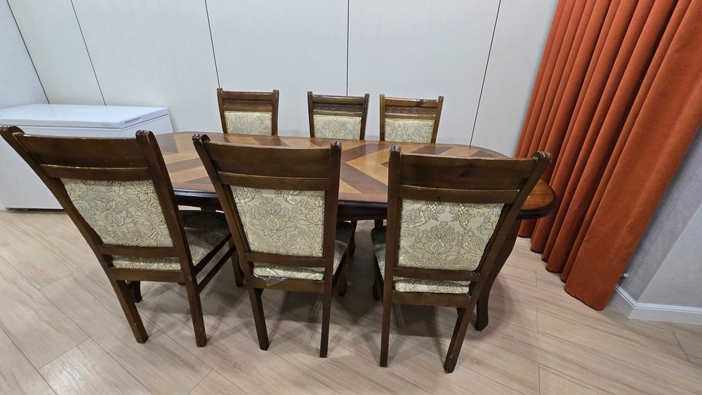 Стол со стульями