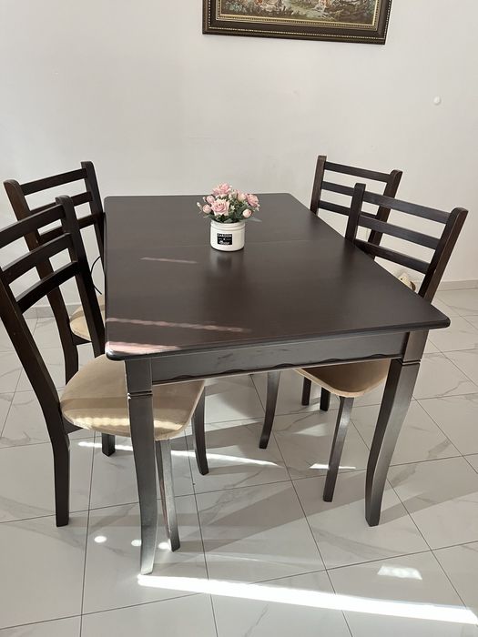 Кухненска маса плюс 4 броя столове.