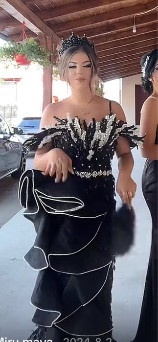 Rochie luxoasa de zi si seara  cu coronita si evantai incadrate in pre