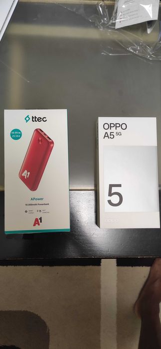 Продавам чисто нов телефон OPPO с външна батерия