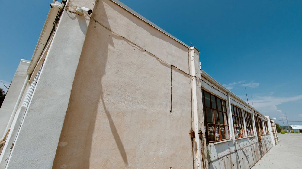 Proprietate industrială de vânzare – Teren 10.314 mp + hale 1.063 mp – Băbeni, Vâlcea – 250.000 €