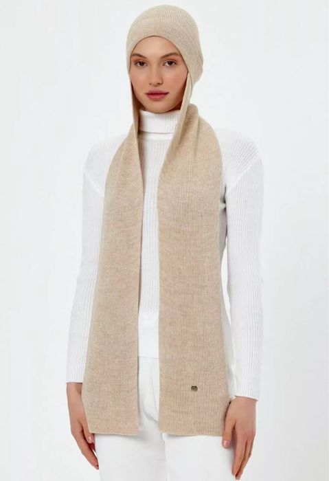 Шапка с имитацией платка