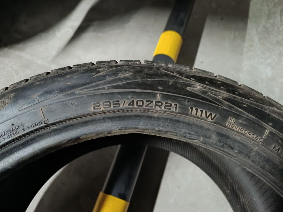 Продам резину 295 40 R21