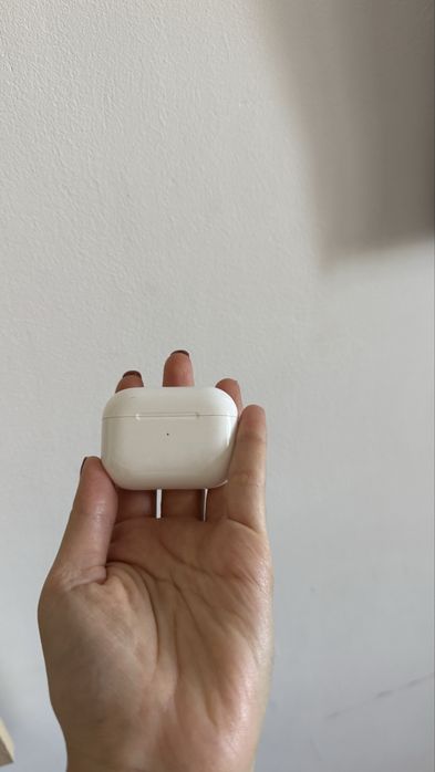 Продам Airpods оригинал чехол и 1 ухо.