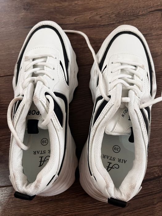 Дамски бели маратонки 39