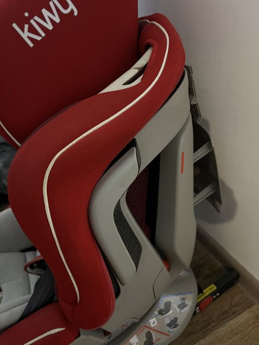 Scaun auto cu sistem isofix