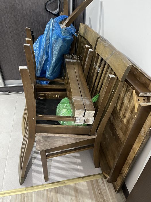 Отдам стол со стульями и две гардины