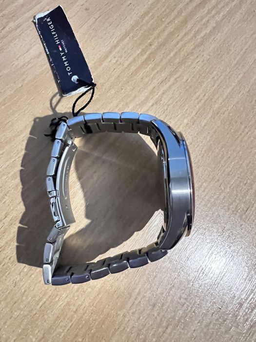 Часовник Tommy Hilfiger нов