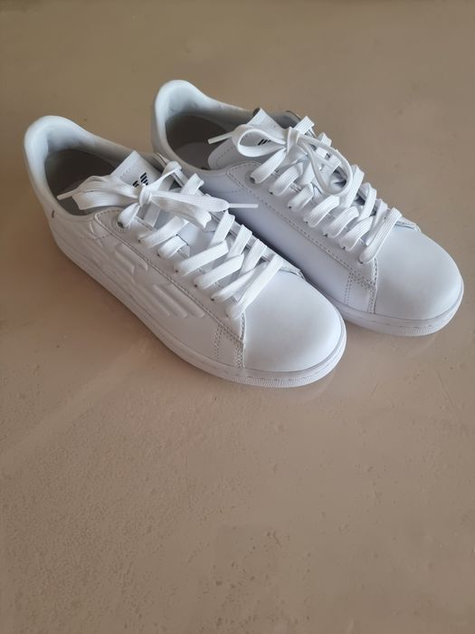 Продаются белые кеды EА7