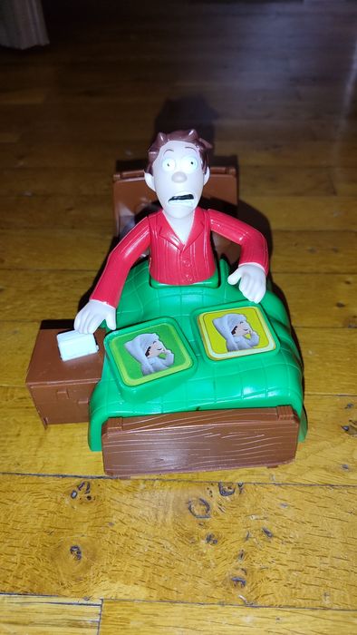 Jucărie băiat dormind în pat