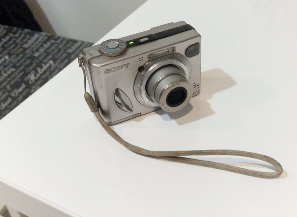 Aparat foto  / camera Sony cu display spart