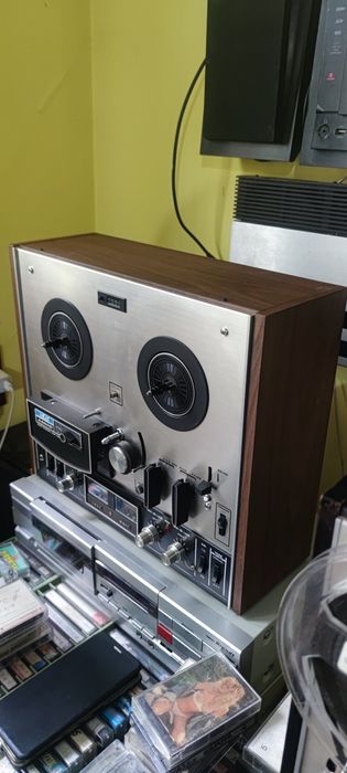 Două magnetofoane Akai