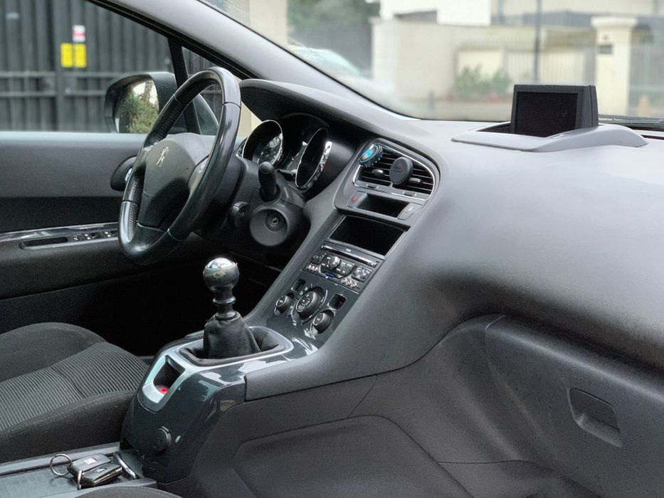 Vând peugeot 2010 manulal