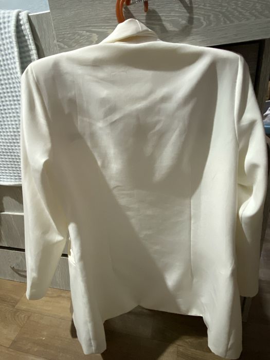 Пиджак белый стильный.