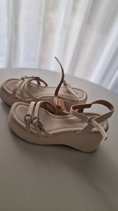 Sandale crem cu accesorii