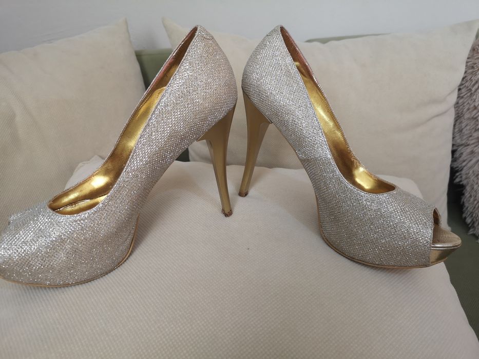 Дамски елегантни обувки, различни модели.