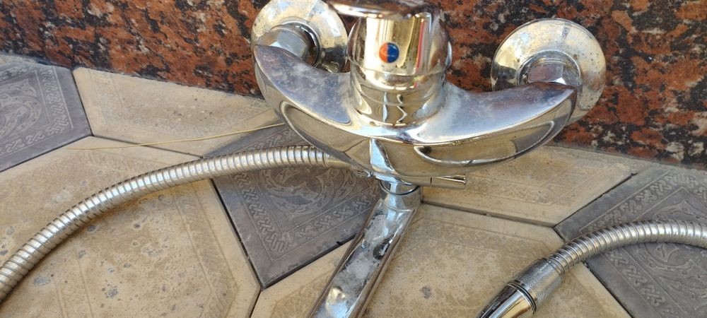 Продается Смеситель для ванны и душа.