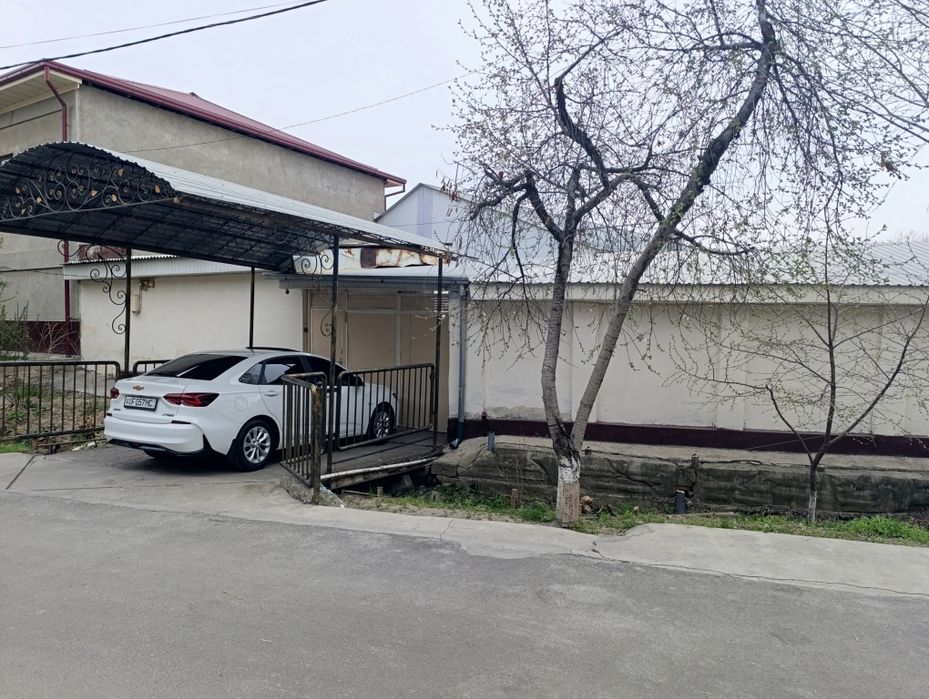 Uy sotiladi srochna LIMONARIYA