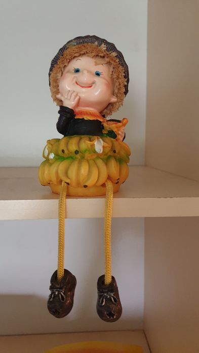 Статуэтка с висящими ножками банан