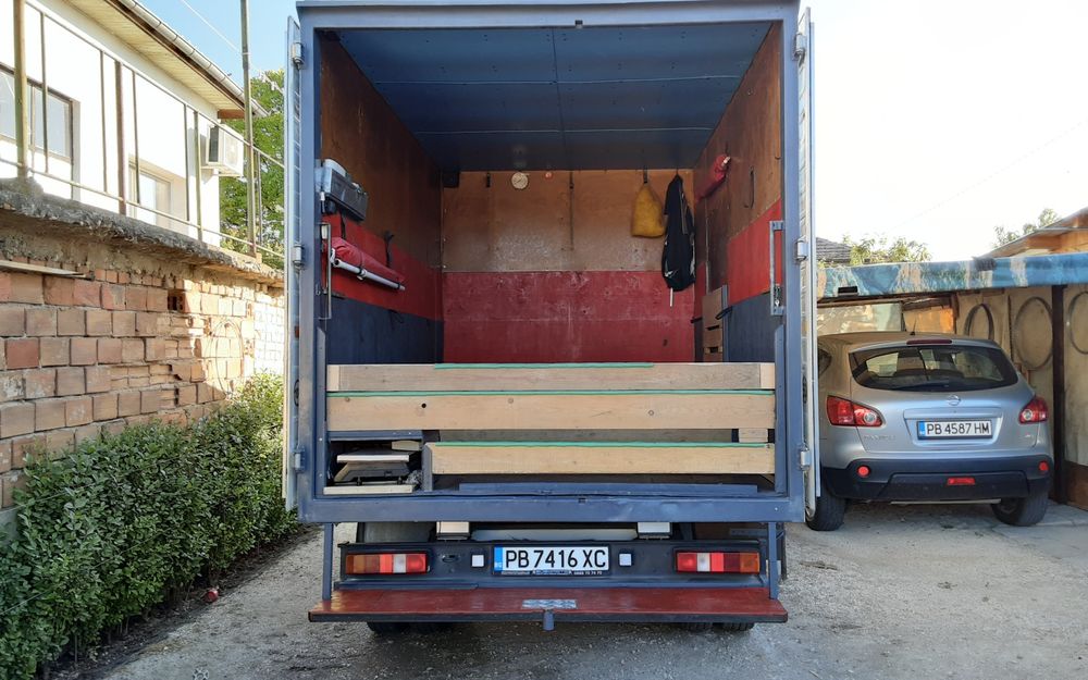 Бус под наем със шофьор. Транспортни услуги. Превоз на мебели .Багаж и