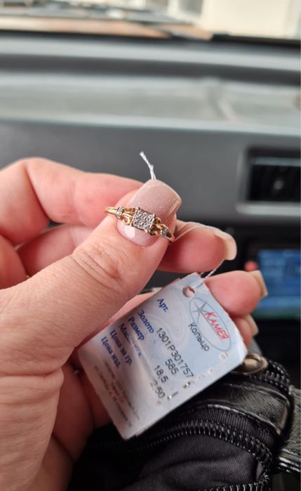 Кольцо с бриллиантом