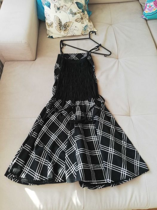 Черна дамска рокля с бяло райе