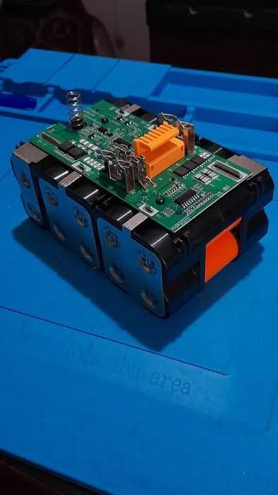 Продаётся аккумулятор макита и фонари