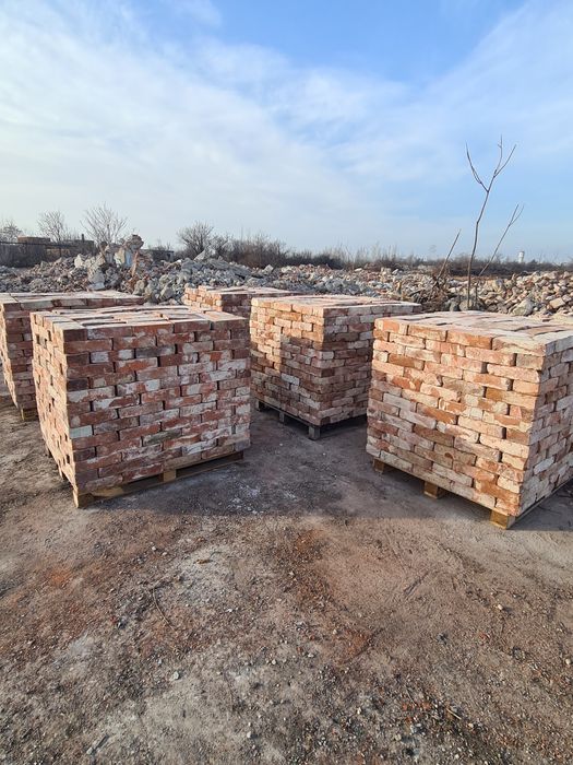 Cărămida rosie de presa plina din demolari