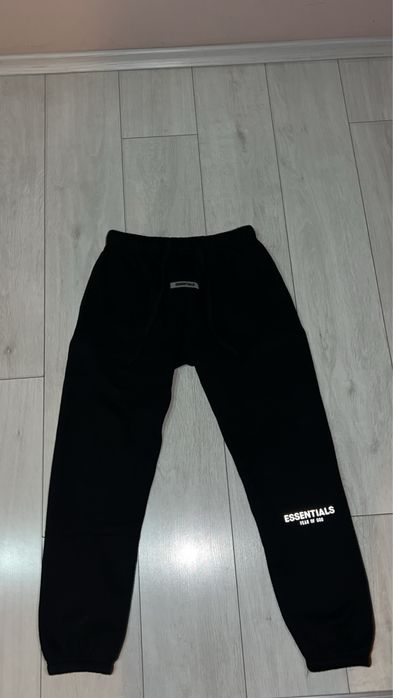 Essentials комплект чисто нов