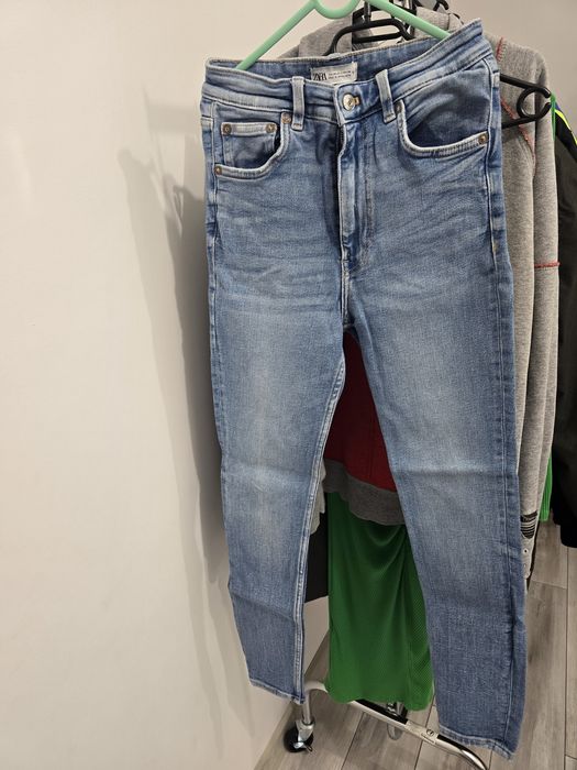 Blugi de vânzare
