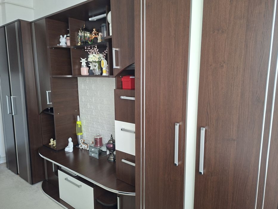 Vand bibliotecă modulară cu dulapuri de haine incluse
