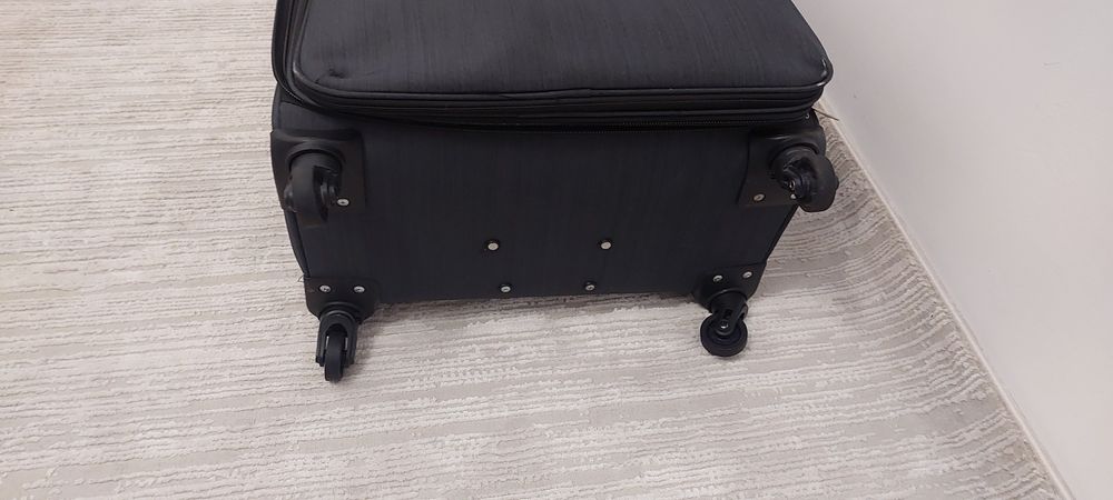 Чемодан большой серого цвета