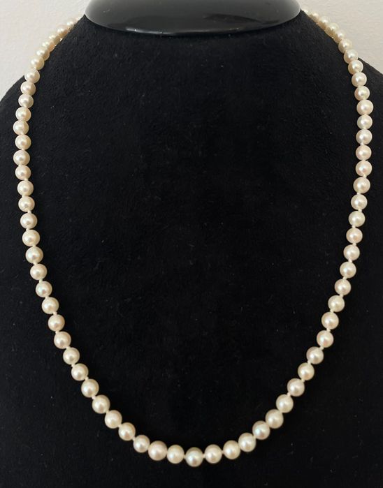 Огърлица от  лъскави  естествени кремави  перли