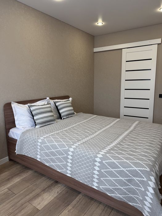 Продам 2х спальную кровать без матраса.